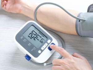 Alimlər ictimai yerlərdə təzyiqi ölçməyin mümkün olub-olmadığını izah ediblər