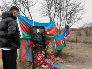 “Qarabağ”ın futbolçusu Allahverdi Bağırovun məzarını ziyarət etdi