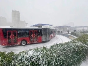 Qarlı havada 40-dan çox avtobus qəzaya düşüb – RƏSMİ AÇIQLAMA