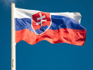 Slovak fəalları təhqir olunmuş sovet memorialını təhqiredici qraffitilərlə örtürlər