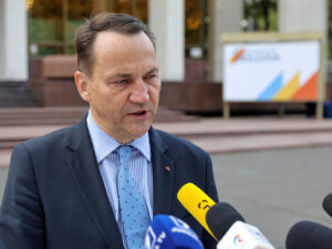 Polşa Xarici İşlər Naziri ABŞ siyasətini Amerika blokbasteri ilə müqayisə edib