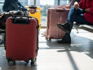 Turist hava limanında gömrükçülərin qarşısına narkotik atdı