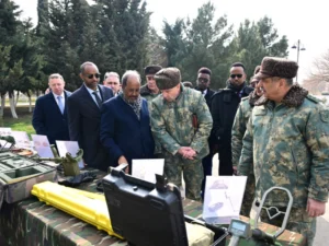 Somali prezidenti Azərbaycanın komando hərbi hissələrindən birində olub
