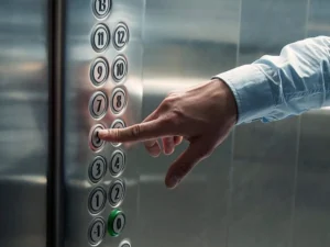 Bakıda liftdə köməksiz qalan şəxs xilas edildi