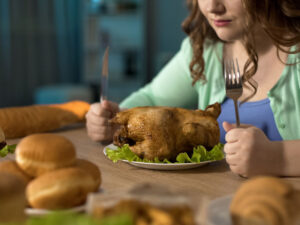 Psixoloq insanların niyə özlərini yeməklə müalicə etdiyini açıqlayıb