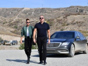 İlham Əliyev Xankəndi şəhərində Zəfər parkının açılışında iştirak edib