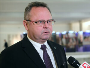 Polşa xarici işlər nazirinin müavini alkoqolizmi etiraf edib