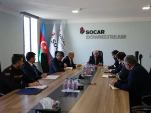 Əli Əsədov yanğın baş verən Neft Emalı Zavodunda əməliyyat müşavirəsi keçirdi