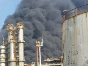 Bakı Neft Emalı Zavodunun ərazisində yanğın: Dörd qurumun əməkdaşları hadisə yerində