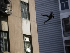 Bakıda 12 yaşlı oğlan 14-cü mərtəbədən yıxılıb öldü