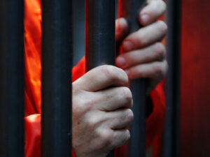 Britaniyada nəzarətçi məhbusla münasibətdə olduğu üçün həbs cəzasına məhkum edilib