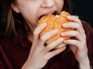 Həkim yağlı yeməkləri niyə sevdiyimizi izah etdi