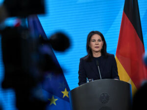 Baerbok “Putinlə mübarizədə” Moldovaya kömək vəd etdi