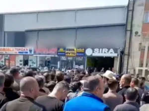 Mağaza sahibləri və işçilər “Maşın bazarı”nda etiraz aksiyası keçiriblər