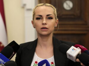 Britaniya moldovalı deputat Tauber və iki gürcü hakimə qarşı sanksiya tətbiq edib