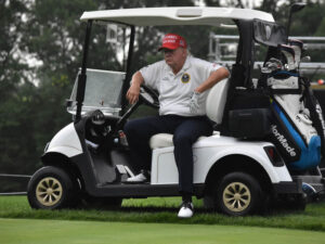 Britaniya polisi Trampın qolf meydançasına dəyən ziyanla bağlı 5 nəfəri həbs edib