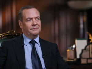 Medvedev Le Penin hökmünü yüksək qiymətləndirib