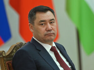 Qırğızıstan prezidenti Putinin hədiyyə etdiyi avtomobili nümayiş etdirib