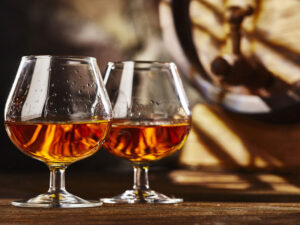 Leninqrad vilayəti mağazalarda spirtli içkilərin satılma müddətini azaltmaq istəyir