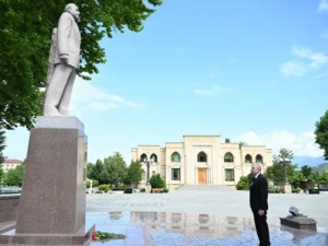 İlham Əliyev Heydər Əliyevin İsmayıllıda ucaldılmış abidəsini ziyarət edib