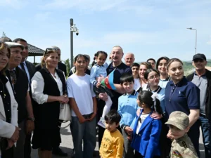 Prezident İlham Əliyev Laçın şəhərində sakinlərlə görüşüb