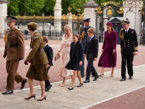 Şahzadə Uilyam və Keyt Middlton övladları ilə Qələbənin 80 illiyi şərəfinə keçirilən paradda görünüblər