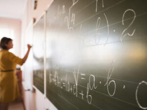 Müəllim iki məktəblini aldadıb, üçüncüsünü isə az qala zorlayıb