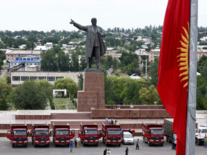 Qırğızıstanda 25 metrlik Lenin heykəli sökülüb