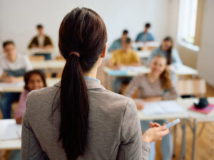 1980-ci illərdə iki şagirdi zorlayan müəllim lisenziyasından məhrum edilib