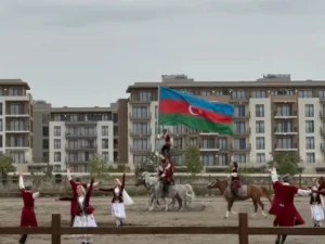 Ölkəmizdə səfərdə olan dövlət başçıları Ağdamda Qarabağ atlarının Zəfər şousunu izləyiblər