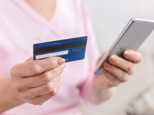 Belarusda bank müştəriləri pulların kartlardan yoxa çıxmasından şikayətlənirlər