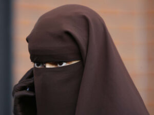 Qazaxıstan üzünü örtən niqab taxmağı qadağan edir