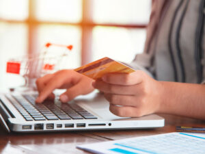 Malayziyada 12 yaşlı qız çılpaq fotolarını satmaq üçün internet saytı yaradıb