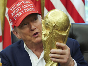 FIFA prezidenti Trampa Dünya Kubokunu hədiyyə edib