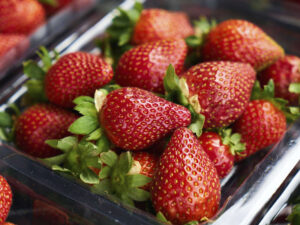 Dişləri təbii şəkildə ağardan məhsullar açıqlanıb