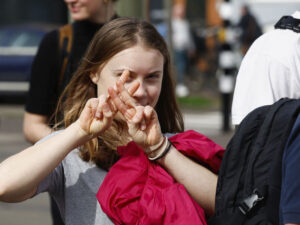 Qreta Tunberq Norveçin Ən Böyük Neft Emalı Zavoduna gedən yolu bağlayıb