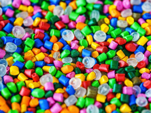 Alimlər deyirlər ki, plastik çirklənmə iqtisadiyyatı məhv edir