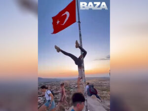 Türkiyədə bayraq dirəyində rəqs edən turisti həbs cəzası gözləyir