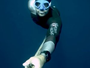 Xorvatiyalı friddiver bir nəfəslə suyun altında yarım saata yaxın vaxt keçirərək rekorda imza atıb