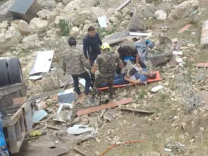 Qubada kino çəkilişinə gedənlərin avtomobili dərəyə yuvarlandı