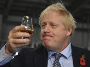 Boris Conson çimərlikdə kokteyl içərkən görüntülənib