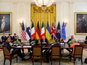 Finlandiya prezidenti Trampı Donbass şəhərləri ilə bağlı sözlərlə heyran edib