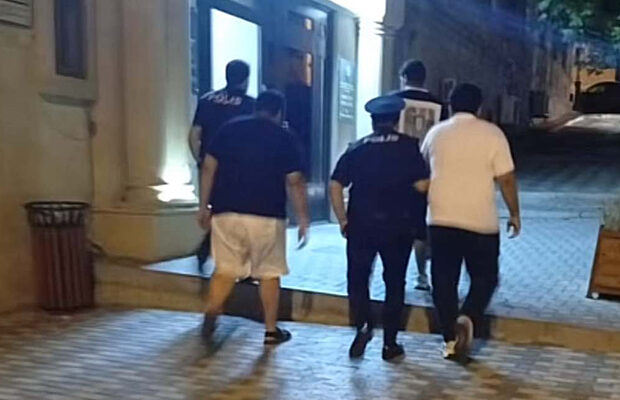 Şəhidlər xiyabanında qeyri-etik videolar çəkən turistlər saxlanıldı – Video Şəhidlər xiyabanında qeyri-etik videolar çəkən turistlər saxlanıldı – Video