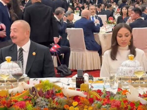 İlham Əliyev Pekində paraddan sonra verilən ziyafətdə iştirak edib