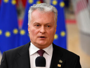 Litva prezidentinin təyyarəsinin enişinə mane olan dronla bağlı təfərrüatlar məlum olub