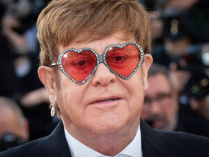 Elton Con öz bədənini sevdikləri üçün zinət əşyasına çevirib