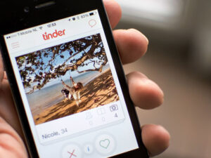 Gürcüstanda filmin çəkildiyi “Tinder fırıldaqçısı” həbs edilib
