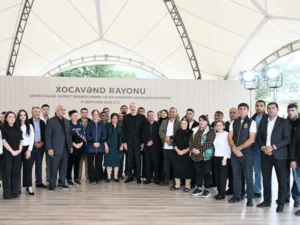 İlham Əliyev Qırmızı Bazar, Hadrut qəsəbələrinin və Sos kəndinin sakinləri ilə görüşüb