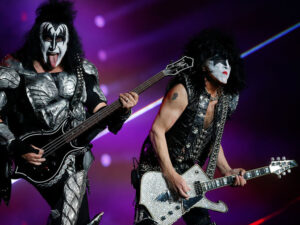 Kiss basçısı avtomobil qəzasına düşüb