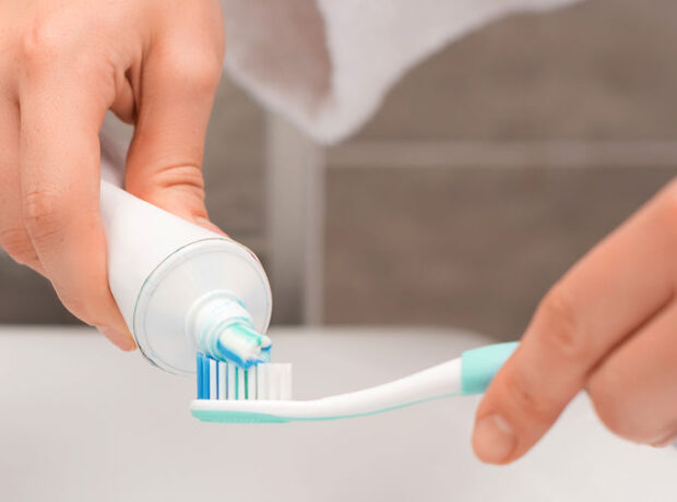 Diş həkimi dişləri fırçalayarkən edilən beş əsas səhvin adını çəkdi Diş həkimi dişləri fırçalayarkən edilən beş əsas səhvin adını çəkdi